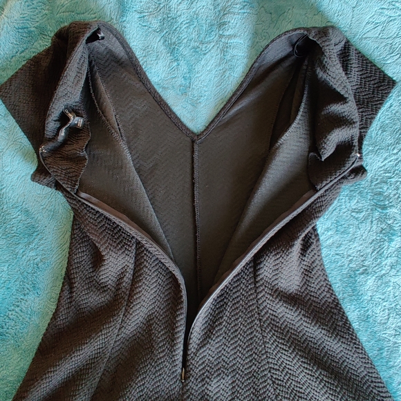 💚 Textured Little Black Midi Dress - Picture 6 of 9